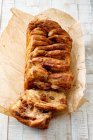 Close-up de deliciosa canela e passas pull-apart pão — Fotografia de Stock