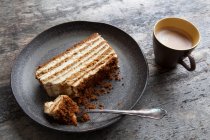 Слоистый медовый торт и кофе — стоковое фото