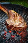 Un steak tomahawk de boeuf grillé — Photo de stock
