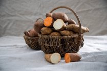 Белый и красный сладкий картофель в корзине — стоковое фото