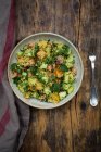 Салат Табуле: кукурудзяний салат з помідорами, огірком, червоною цибулею, петрушкою та м'ятою — стокове фото