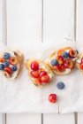Bruschette con ciliegie, mirtilli, miele e crema di formaggio — Foto stock