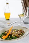 Salada de espinafre com manga, mamão, frango grelhado e ervas — Fotografia de Stock