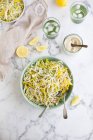 Капустный салат с лимонным соусом — стоковое фото
