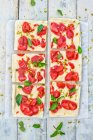 Parfait aus Ziegenkäse mit marinierten Erdbeeren, Pistazien und Minze — Stockfoto