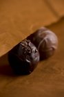 Close-up de uns doces de chocolate em um fundo de madeira. — Fotografia de Stock