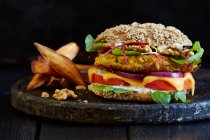 Un hamburger de légumes aux noix et céleri — Photo de stock
