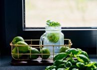 Limonade aux tilleuls entiers et feuilles de basilic — Photo de stock