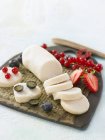 Frutta a guscio di macadamia vegana e formaggio di mandorle con bacche fresche — Foto stock