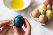 Polishing egg with oil, egg dyed with red cabbage — Stock Photo