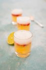 Punch de cerveja de trigo com espuma de limão em óculos — Fotografia de Stock