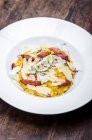 Teller Safranrisotto mit Chorizo-Wurst und Parmesanspänen — Stockfoto