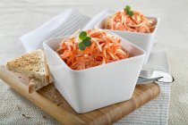 Salade de carottes crues et céleri-rave avec pain grillé — Photo de stock