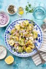 Грецький картопляний салат з червоною цибулею та фетою. — стокове фото