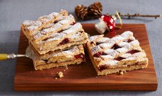 Tartas de Navidad nueces con mermelada de frambuesa - foto de stock