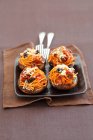 Cogumelos portobello assados recheados com esparguete com chouriço e azeitonas pretas — Fotografia de Stock