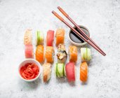 Vários sushi com molho de soja e gengibre — Fotografia de Stock