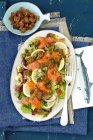 Салат з копченим лососем, салатом, авокадо, каперсами та грінками — стокове фото