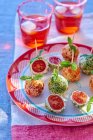 Pomodori ciliegia nel formaggio fresco (cibo da festa) — Foto stock