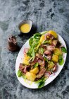 Salade de pommes de terre aux petits épinards et rayures de steak — Photo de stock
