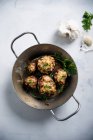Pilze gefüllt mit Linsenchilli, gratiniert mit Ersatzkäse (vegan)) — Stockfoto