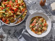 Ziti Pasta mit Prosciutto, Vollkornknoblauch und Tomaten — Stockfoto