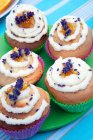 Cupcake alla lavanda con crema, marmellata e fiori — Foto stock