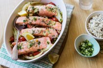 Salmon with fennel bulbs, cherry tomatoes and fennel greens — Stock Photo