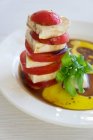 Ein gestapelter Mozzarella und Tomatensalat — Stockfoto
