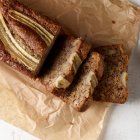 Домашній хліб з кунжутом і родзинками — стокове фото