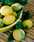 Лимоны с листьями в миске — стоковое фото