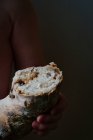Criança segurando pão com passas — Fotografia de Stock