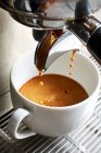 Nahaufnahme von Kaffee, der aus einer Kaffeemaschine tropft — Stockfoto