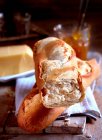 Una baguette fresca con mantequilla y mermelada - foto de stock