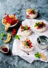 Mini-Pavlovas mit Schlagsahne und roten Johannisbeeren — Stockfoto