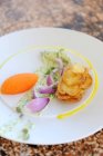 Mousse de carotte au beurre d'herbes, oignons rouges et chips — Photo de stock