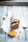 Gâteau à la citrouille avec sucre glace, tranché — Photo de stock