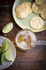 A glass of lager, limes and corn chips — Photo de stock