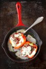 Красный перец с моцареллой и салями — стоковое фото