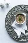 Грибний вершковий суп з петрушкою та сушеними грибами — стокове фото