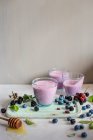 Joghurt in Tassen mit Brombeeren und Blaubeeren mit Honig — Stockfoto