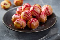 Rosquillas rellenas de mermelada con glaseado de azúcar rosa - foto de stock