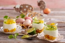 Йогуртовий крем з лаймом і манго в окулярах на Великдень — стокове фото