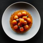 Patatas frescas al horno con tomates cherry y romero - foto de stock
