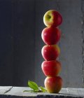 Rote Äpfel in einem Turm gestapelt — Stockfoto