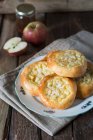 Apfelkuchen mit Mandeln aus Hefeteig — Stockfoto