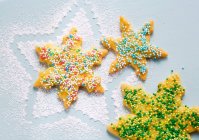 Galletas en forma de estrella con coloridas salpicaduras de azúcar - foto de stock