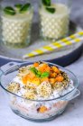 Porridge au yaourt, morceaux de papaye, bananes et graines de chia — Photo de stock