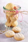 Лимонне печиво в банці зі струнними бантами — стокове фото