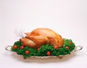 Thanksgiving-Truthahn auf Serviertablett auf Weiß — Stockfoto